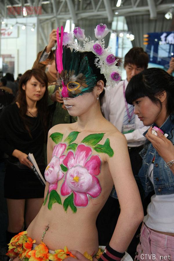 美腿车模 - 南京汽车展人体彩绘 - 4.jpg