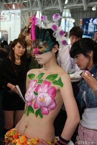 美腿车模 - 南京汽车展人体彩绘 - 4.jpg