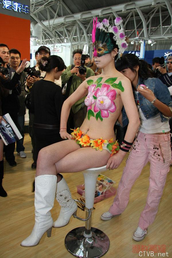 美腿车模 - 南京汽车展人体彩绘 - 1.jpg