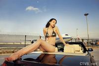 美腿车模 - 性感车模宝马上晒日光浴 - 2.jpg