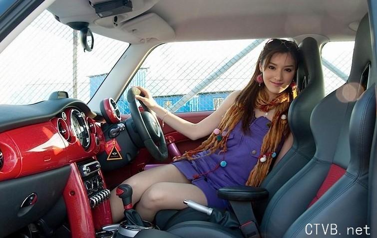 美腿车模 - 极品香港MM,坐在车上秀美腿 - 2.jpg