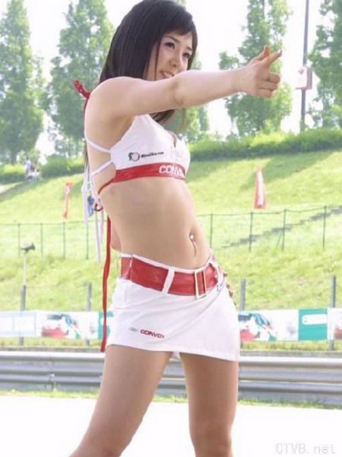 美腿车模 - 俏皮的妩媚美女车模 - 1.jpg