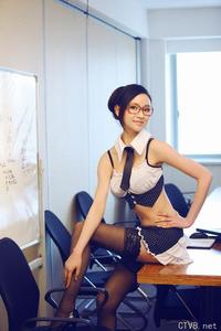 美腿丝袜 - 性感黑丝眼鏡美女秘书 何佳儀 - 9.jpg