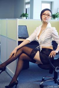 美腿丝袜 - 性感黑丝眼鏡美女秘书 何佳儀 - 17.jpg