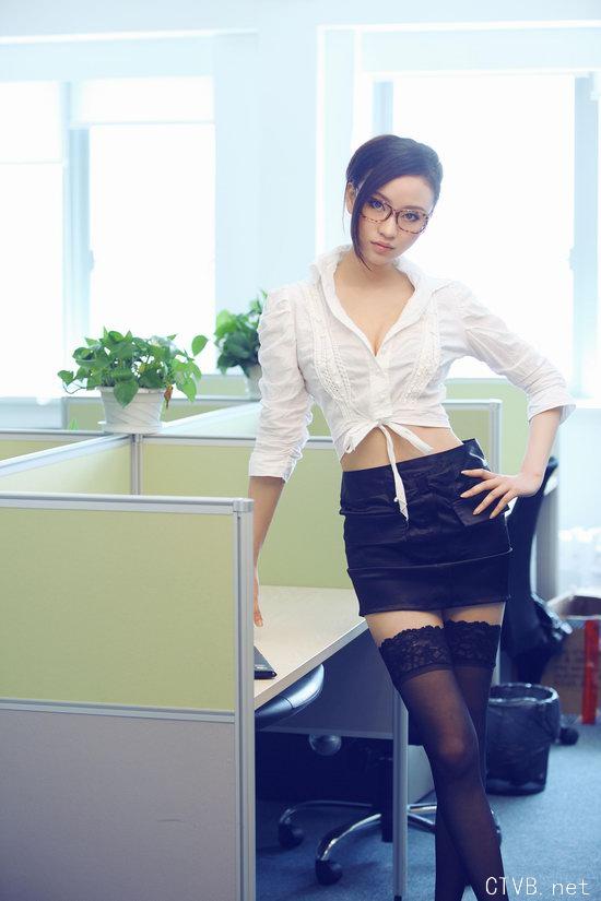美腿丝袜 - 性感黑丝眼鏡美女秘书 何佳儀 - 3.jpg
