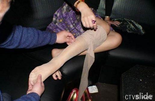 美腿丝袜 - 三个骚女在KTK里的丝袜自拍 - 10.jpg