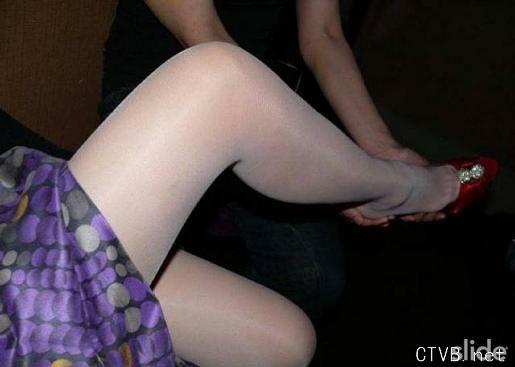 美腿丝袜 - 三个骚女在KTK里的丝袜自拍 - 7.jpg