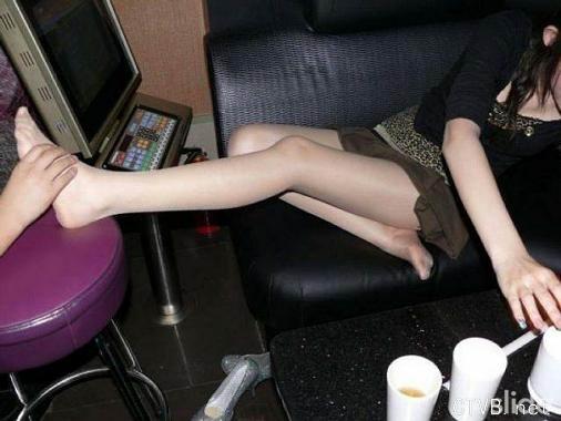 美腿丝袜 - 三个骚女在KTK里的丝袜自拍 - 12.jpg