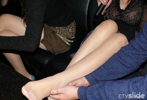 美腿丝袜 - 三个骚女在KTK里的丝袜自拍 - 2.jpg