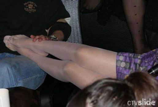 美腿丝袜 - 三个骚女在KTK里的丝袜自拍 - 4.jpg