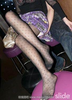 美腿丝袜 - 三个骚女在KTK里的丝袜自拍 - 1.jpg