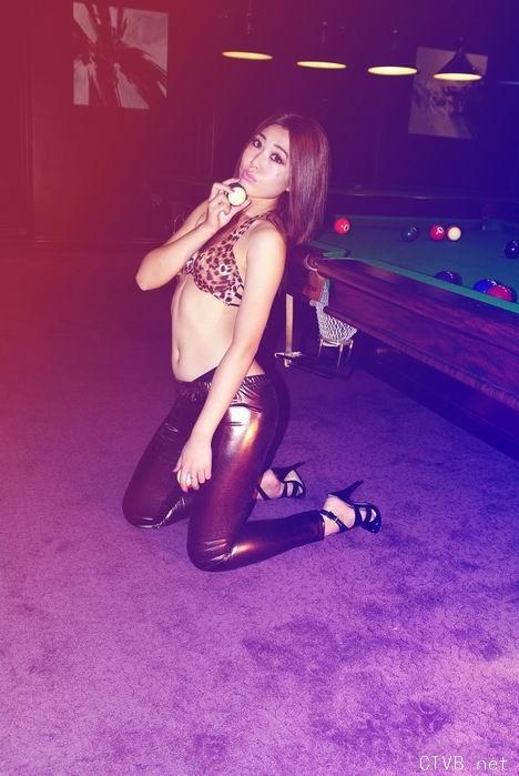 美腿丝袜 - 娱乐城里的长腿丝袜少女 - 10.jpg