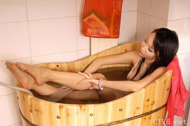 美腿丝袜 - 穿着超薄肉丝洗澡诱惑你 - 15.jpg