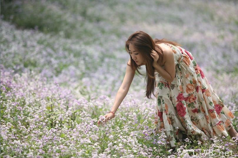 沉醉在花海洋中美女-8f7.jpg