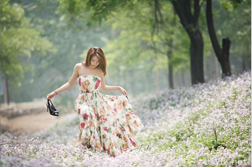 沉醉在花海洋中美女-685.jpg