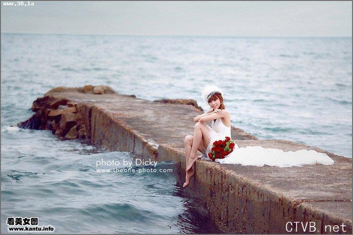 海岸边的嫩白美腿女人 白色婚纱-49f.jpg