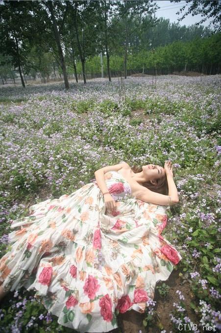 沉醉在花海洋中美女-5ec.jpg