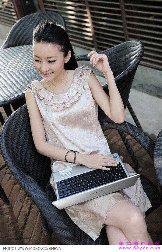 气质广告美女温雯为某电脑做展示-ce6.jpg