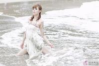 淡淡的记忆 海边玩耍的女孩-6e0.jpg