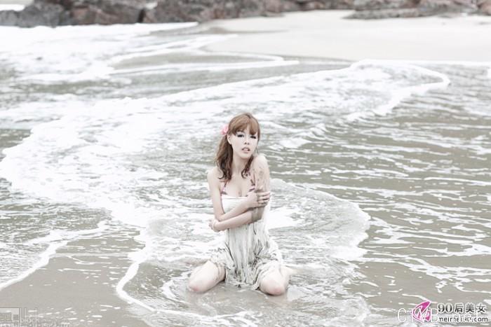 淡淡的记忆 海边玩耍的女孩-e9c.jpg