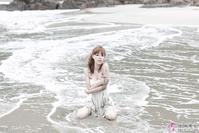 淡淡的记忆 海边玩耍的女孩-e9c.jpg