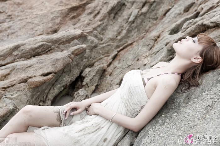 淡淡的记忆 海边玩耍的女孩-704.jpg