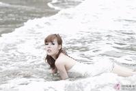 淡淡的记忆 海边玩耍的女孩-0cc.jpg