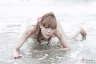 淡淡的记忆 海边玩耍的女孩-8e4.jpg