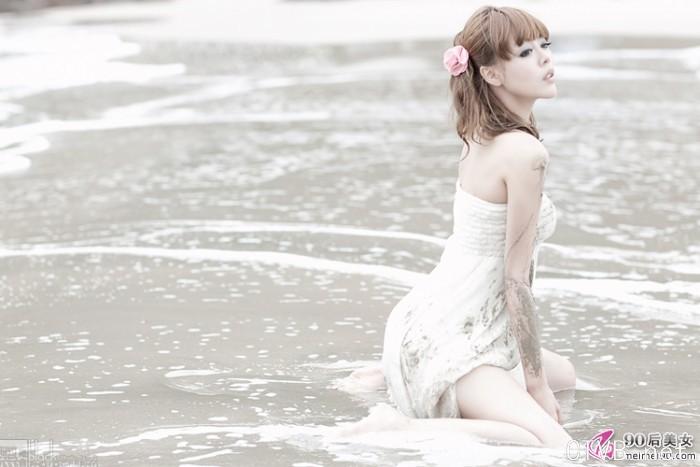 淡淡的记忆 海边玩耍的女孩-4d9.jpg