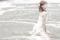 淡淡的记忆 海边玩耍的女孩-4d9.jpg