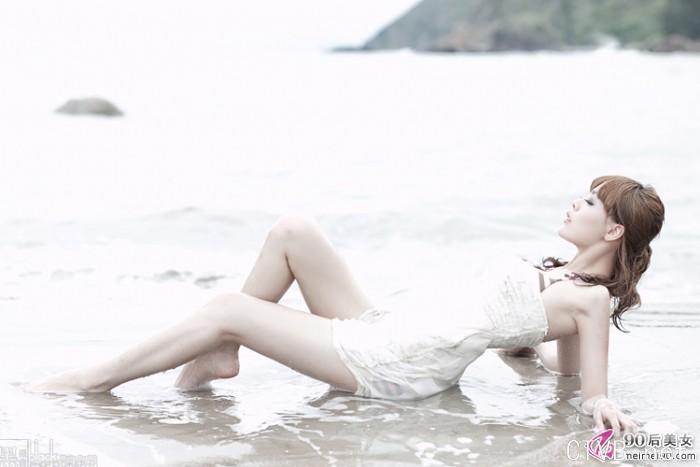 淡淡的记忆 海边玩耍的女孩-702.jpg