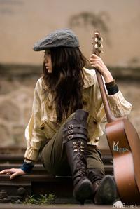 弹吉他的美女-4a0.jpg