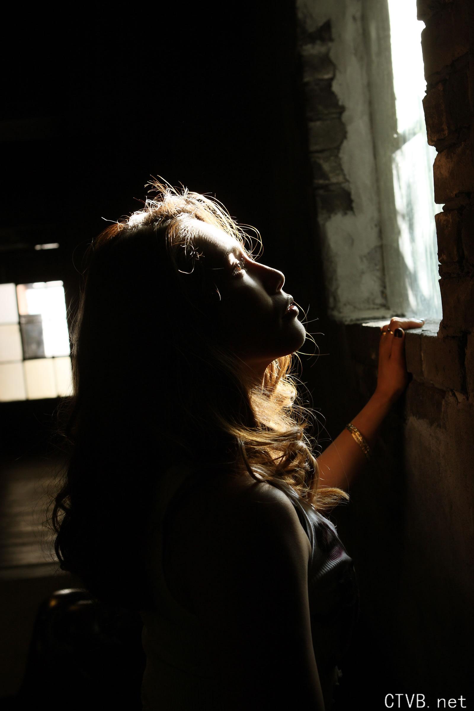 高清无水印美女壁纸上千套9000张 - 1.jpg