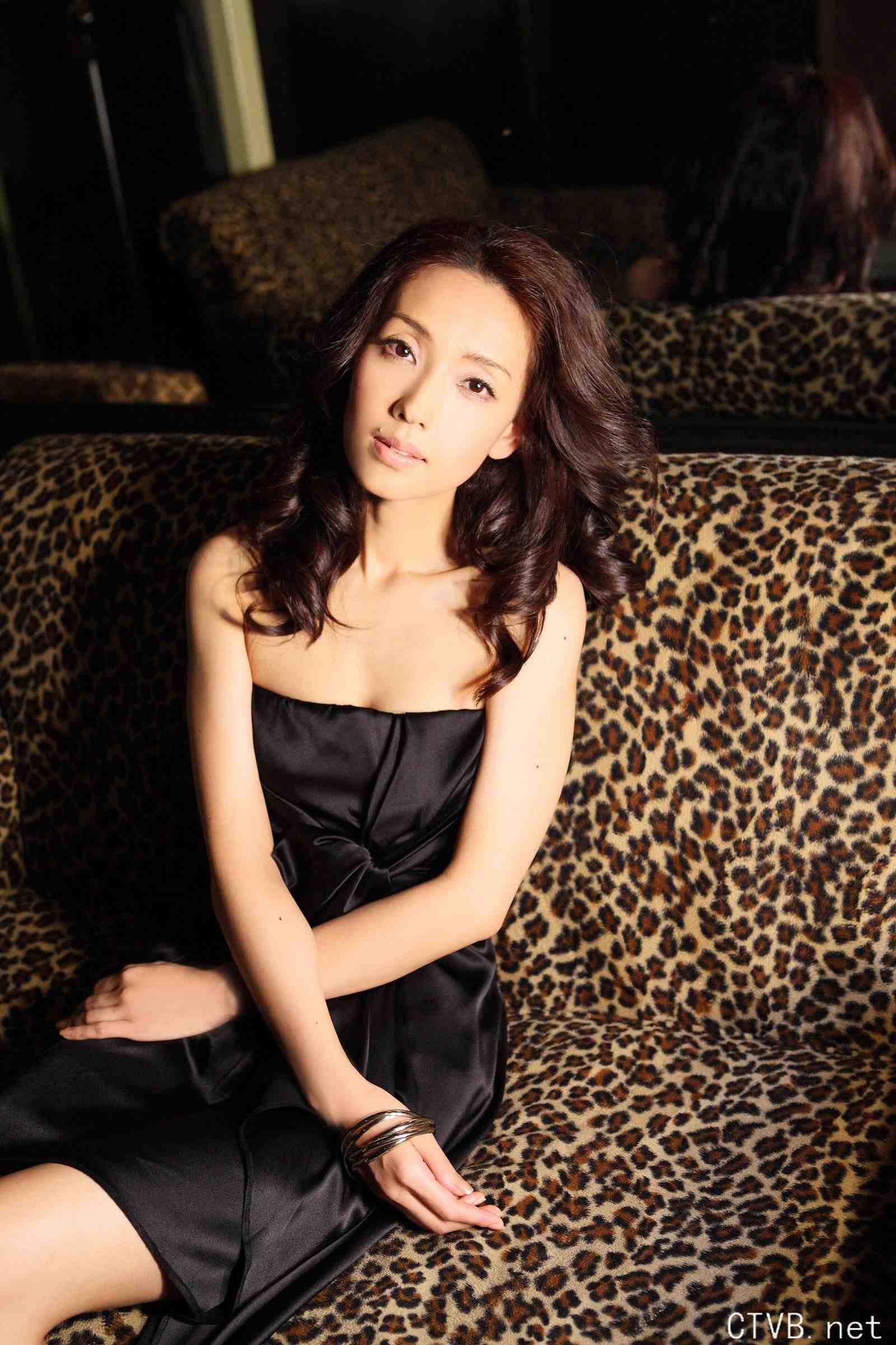 高清无水印美女壁纸上千套9000张 - 1.jpg