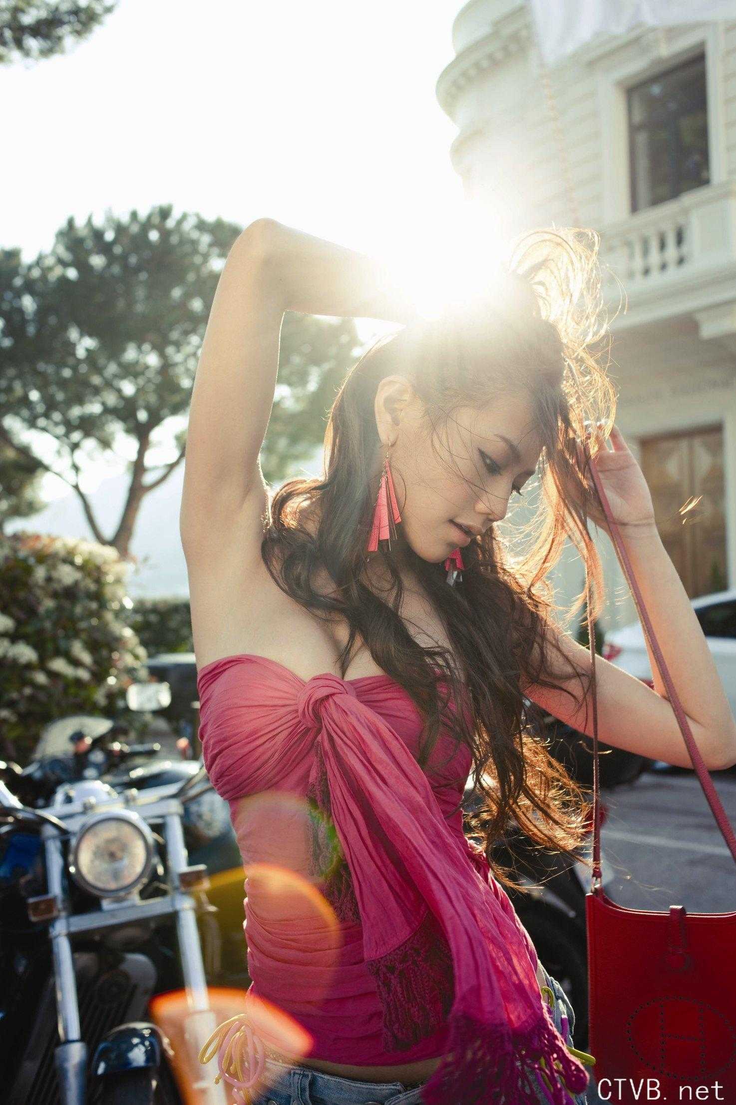 高清无水印美女壁纸上千套9000张 - 1.jpg