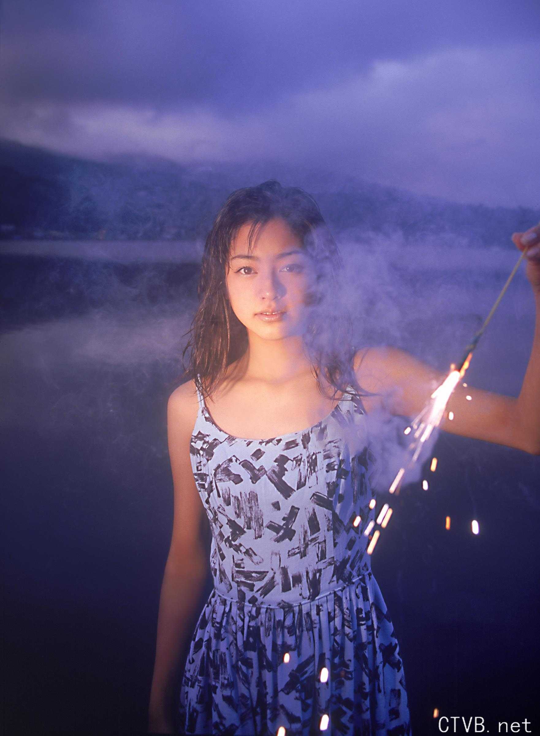 高清无水印美女壁纸上千套9000张 - 1.jpg